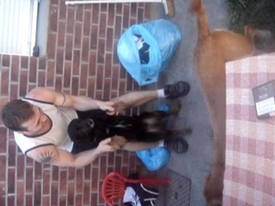 Maicky fait la danse des canards