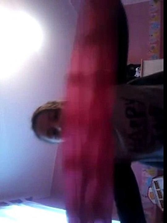 Le tour de magie avec une echarpe