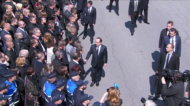 Hommage aux policiers tués à Magnanville: Un policier en colère refuse de serrer la main à F. Hollande & M. Valls