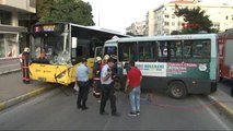 Bağdat Caddesi'nde Yolcu Dolu Minibüs ile Otobüs Kafa Kafaya Çarpıştı