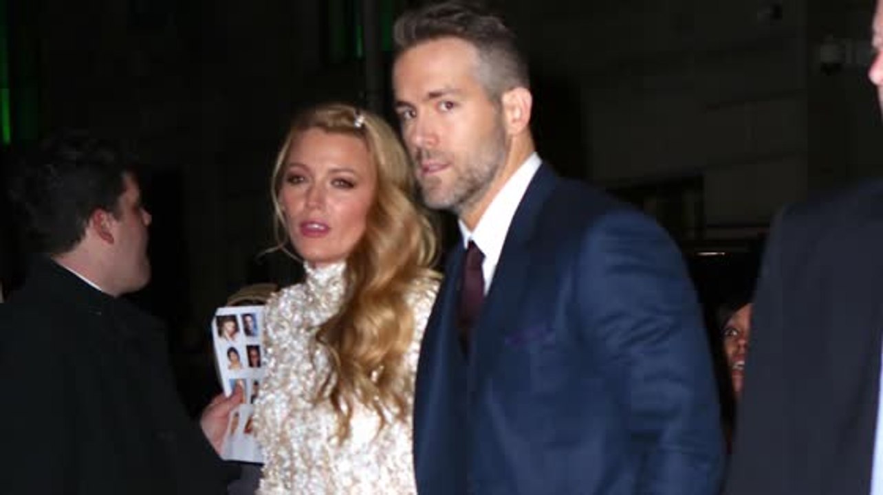 La embarazada Blake Lively y Ryan Reynolds quieren que sus hijos crezcan en un ambiente 'normal'