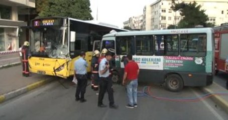 Bağdat Caddesi'nde Yolcu Dolu Minibüs ile Otobüs Kafa Kafaya Çarpıştı
