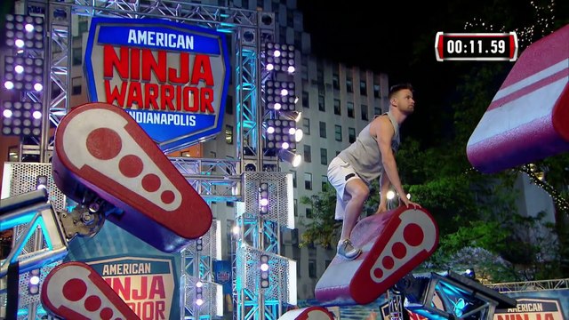 Unijambiste il participe à un jeu Tv de course d'obstacles !