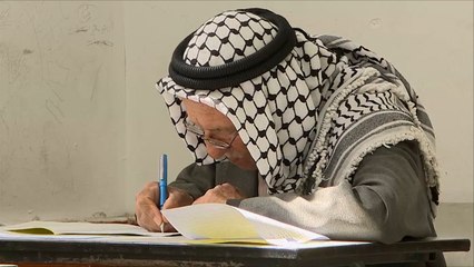 أبو عجمية.. فلسطيني ثمانيني في صفوف الدراسة