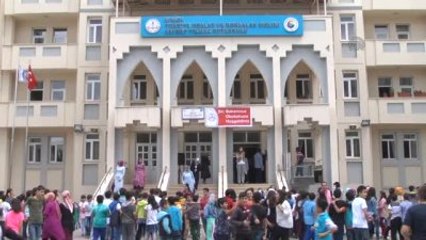 Yılmaz, Kendi Adını Taşıyan Okulda Öğrencilerin Karne Sevincini Paylaştı