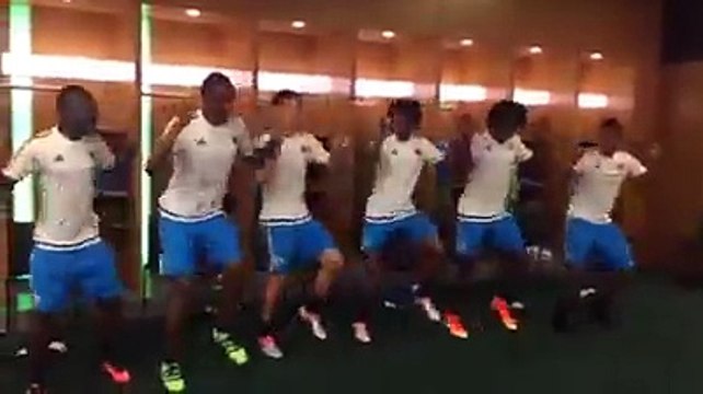 Jogadores da Colômbia ensaiam dancinha no vestiário