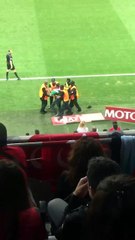 Fatih Terim'e sahaya giren taraftar küfretme anı görüntüleri izle - 17 Haziran 2016