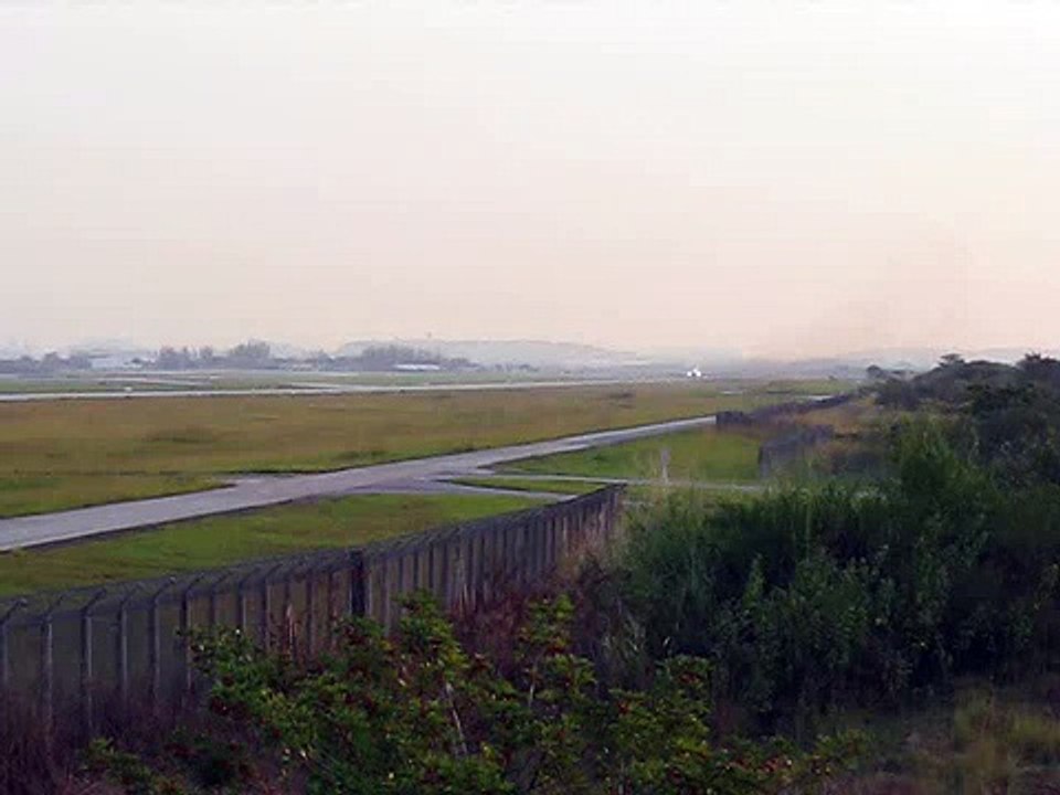 KC-137 (707) da FAB decolando da pista 10 do Galeão