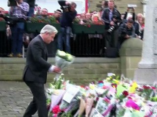 Meurtre de Jo Cox: la police étudie la piste de l'extrême droite, hommage national