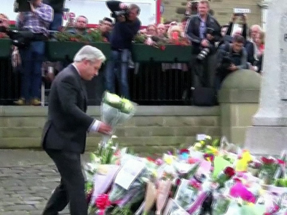 Meurtre de Jo Cox: la police étudie la piste de l'extrême droite, hommage national