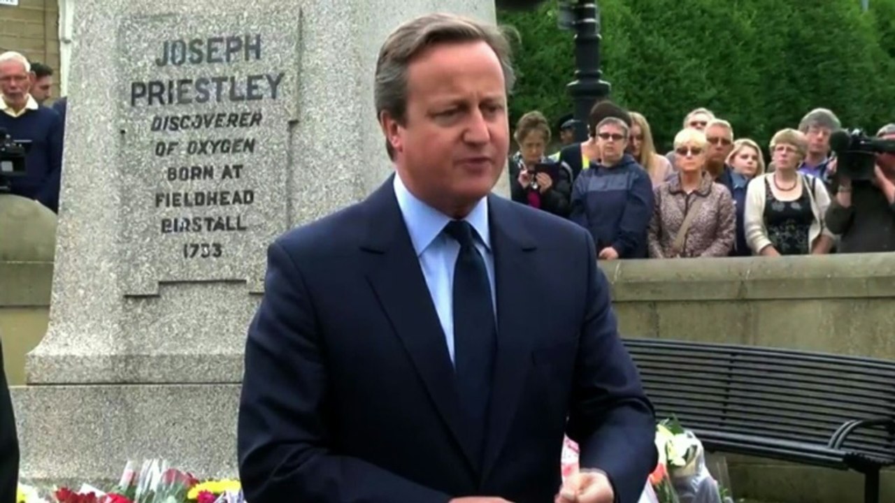 Meurtre de Jo Cox: la police étudie la piste de l'extrême droite, hommage national