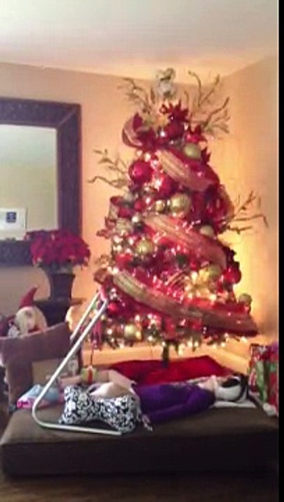 Scarlett Turning The Christmas Lights On!