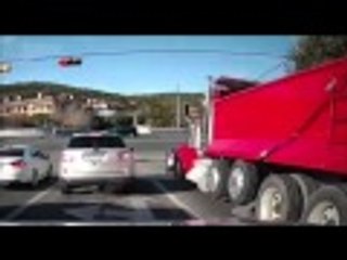 سائق يفقد السيطرة على شاحنته عند إشارة مرور