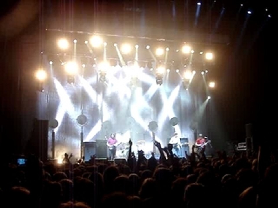 Arctic Monkeys - Dancing Shoes Live @ Lille