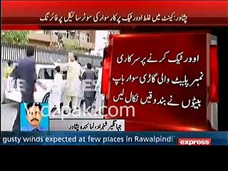 Peshawar Main Serkari Officer Ne Shehri Per Seedhi Goliyan Chala Di-- Live Footage