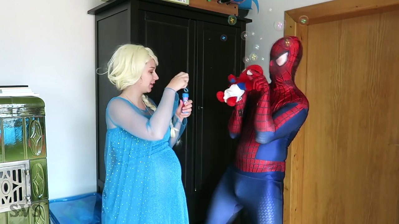 SPIDERMAN & FROZEN ELSA WEDDING vs EVIL QUEEN w_ Pink Spidergirl & Joker Prank Candy Bubble Gum -)