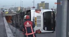 Cevizlibağ'da metrobüs devrildi: Kaza yerinden ilk görüntüler