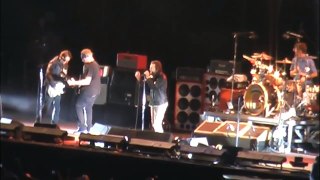 23.) Ed talks / Jeremy (Pearl Jam, Christchurch 2009)