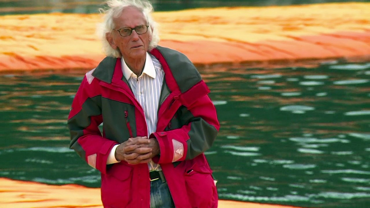 Christo lässt Besucher übers Wasser wandeln