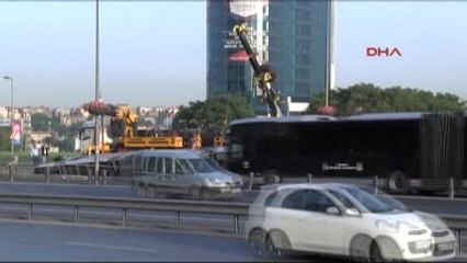 Cevizlibağ'da Metrobüs Devrildi: 10 Yaralı