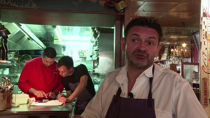 طاه سوري لاجئ في مطبخ مطعم فرنسي