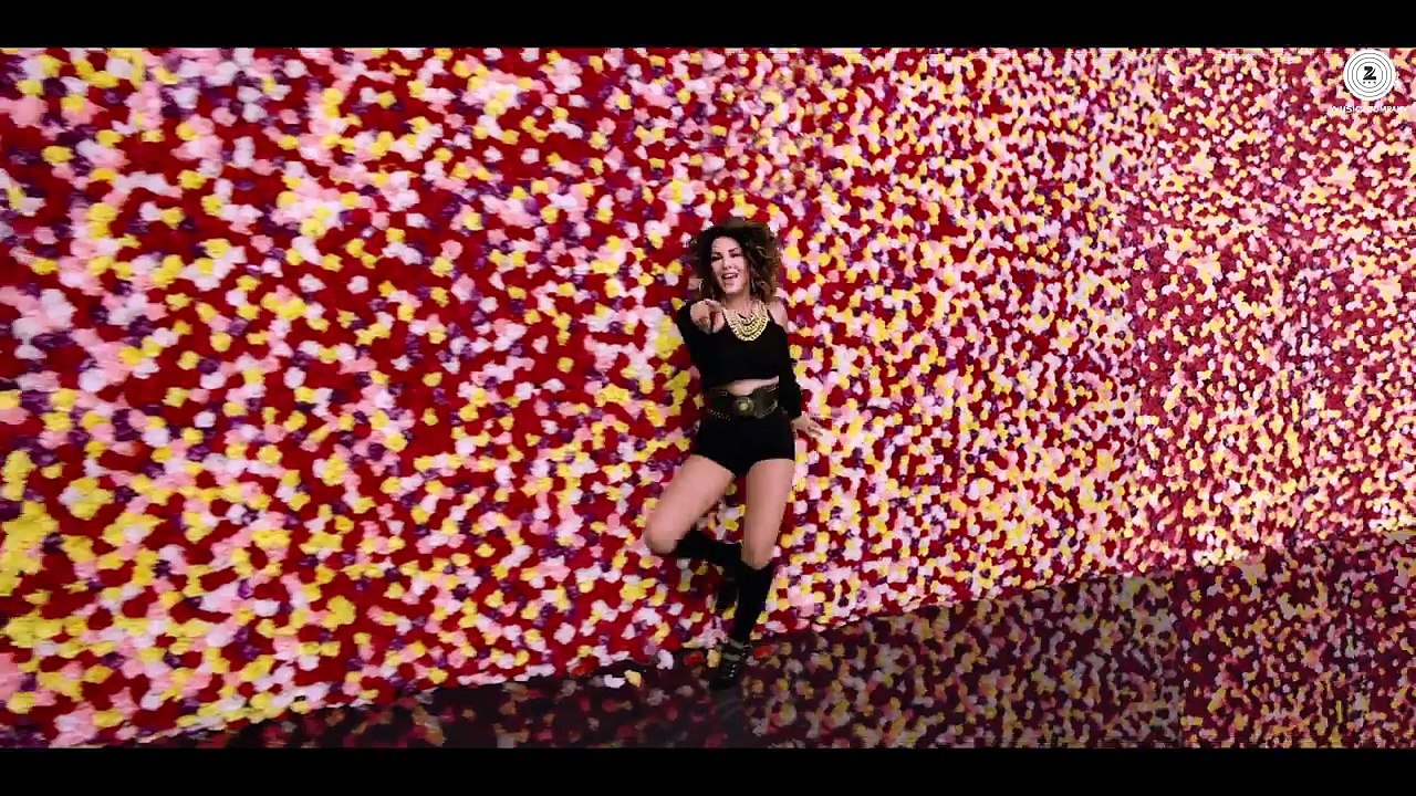 Hug Me FULL HD VIDEO   Beiimaan Love   Sunny Leone & Rajniesh Duggall   Kanika Kapoor & Raghav Sachar_(1280x720)
