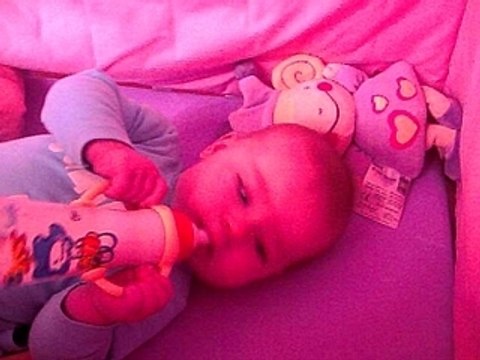 je prends mon biberon comme une grande!