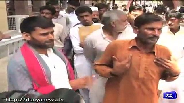 dekhein kese shohar paon par ke maafiya maang rha court mein biwi se