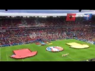 Momenti i këndimit të himnit kombëtar në nisje të ndeshjes Shqipër-Rumani