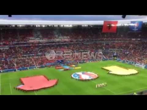 Momenti i këndimit të himnit kombëtar në nisje të ndeshjes Shqipër-Rumani