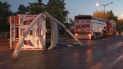 Seyir Halindeki Kamyonun Üzerine Beton Direk Devrildi