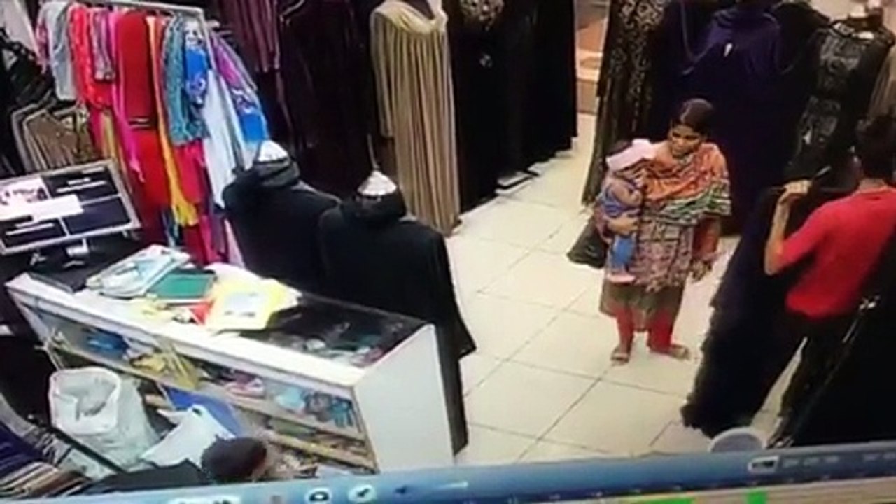 dekhein chote bache ne Mall mein kya kiya ke sb kheran reh gaye