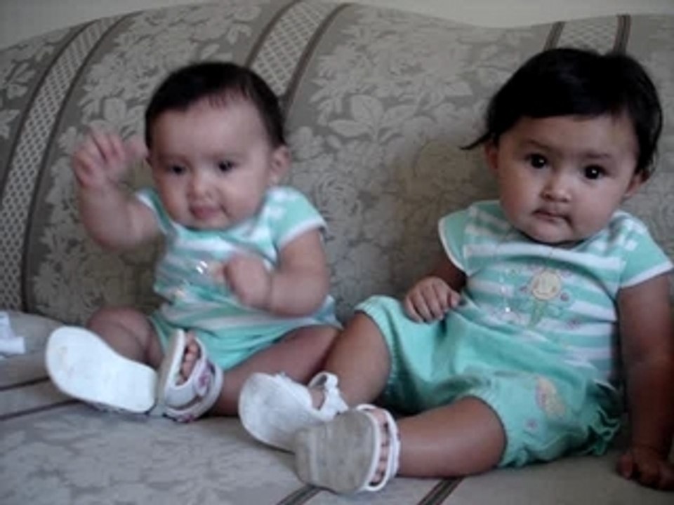 Genesis y Allison Lopez at home