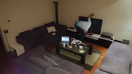 Un supporter turc se fait piéger par sa copine a chaque action du match !