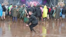 Un jeune s'amuse au Download Festival en dansant dans la boue