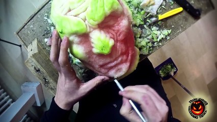 Le visage d'un personnage de Game Of Thrones sculpté dans une pastèque