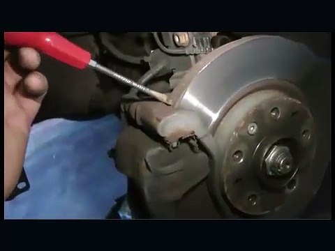 Como aprender cambiar las pastillas i discos de frenos en ruedas delanteras -rapido i bueno parte2