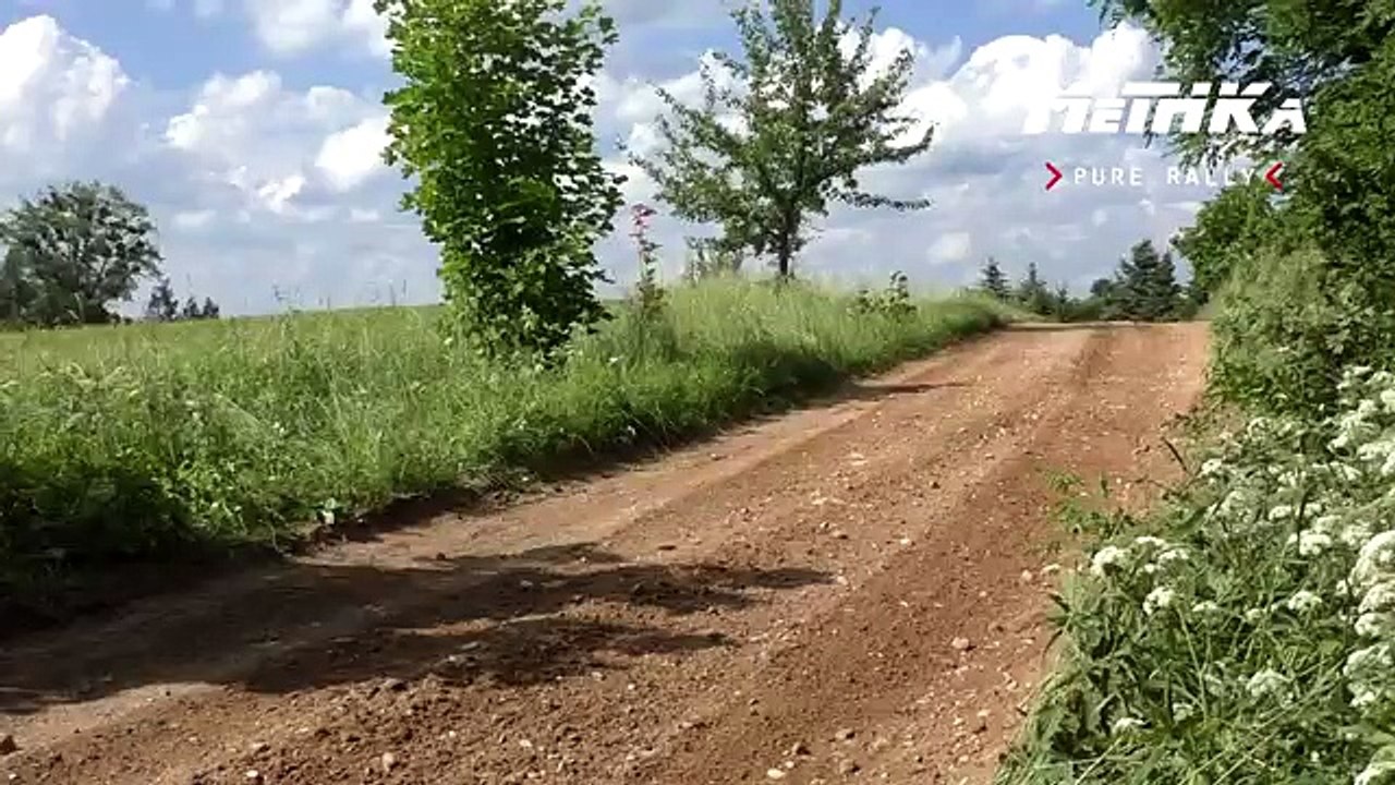 Paddon dá o mais perfeito exemplo do termo Flatout!