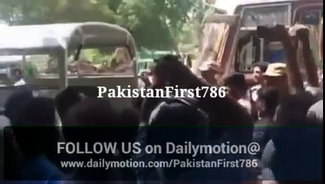 Sindh Rangers arrest Policemen for Snatching Money from People at Karachi- Must Watch It!