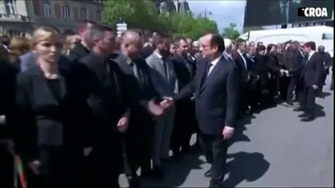 Un policier refuse de serrer la main de François Hollande