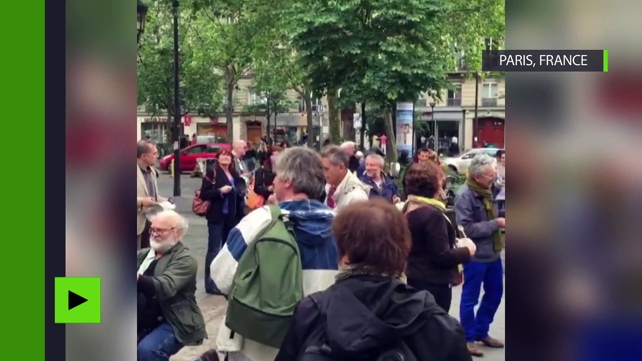 "Casseroles Debout" : un concert improvisé devant une mairie à Paris