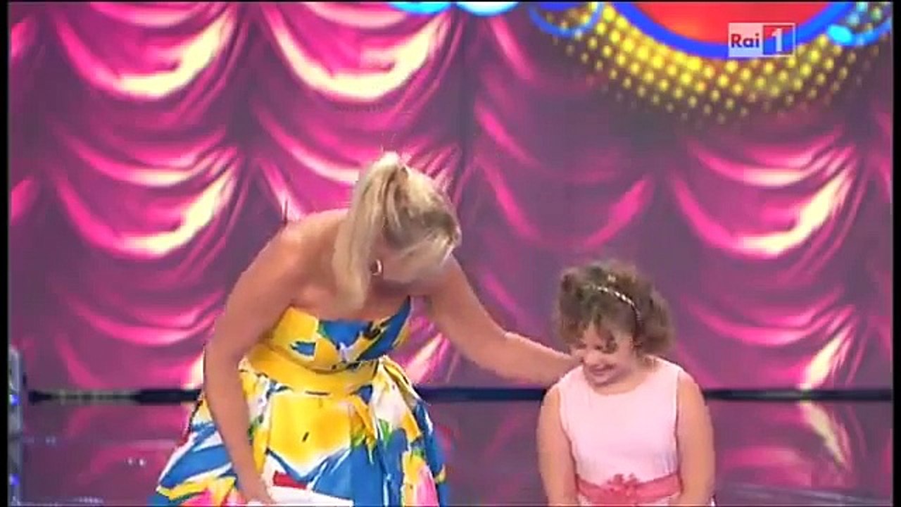 Elle interprète une célèbre chanson de la musique italienne. Sa performance donne littéralement des frissons