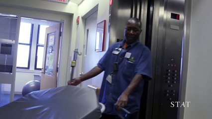 Son travail est de déplacer les patients, mais un jour, quand il fait ça à un patient? Le monde entier craque!