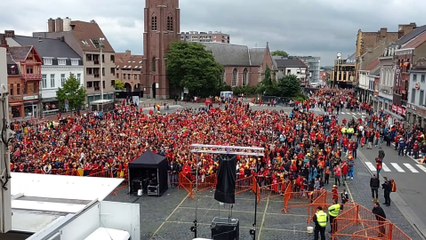 Mouscron chante la Brabançonne lors de Belgique-Irlande
