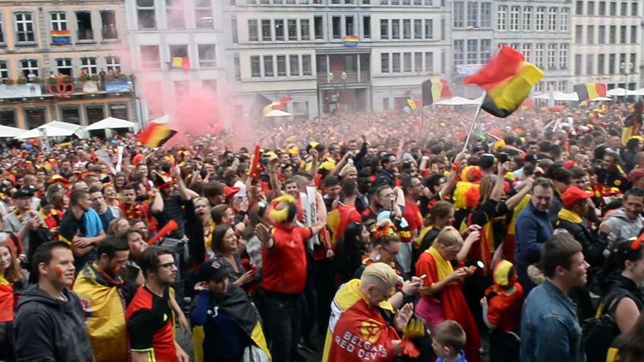 La Grand Place de Mons noire, jaune rouge de mo...