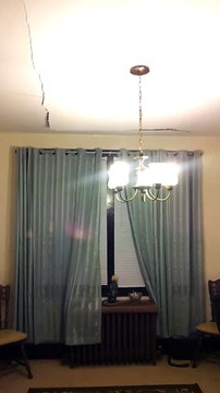 Effondrement d'un plafond de maison dans le salon... Sympa la soirée !