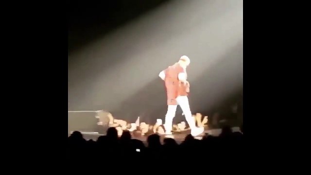 Justin Bieber chute dans une trappe sur scène en plein concert au Canada en 2016