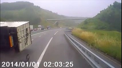 Download Video: Un routier complètement bourré fait n'importe quoi