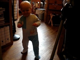Hadrien marche!!!! 10/07/07