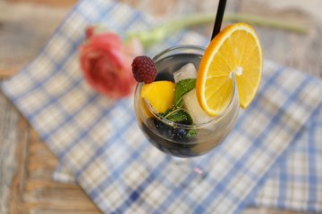 Любимые Рецепты. Крюшон. Со свежими фруктами охлажденное вино становится в разы вкуснее!